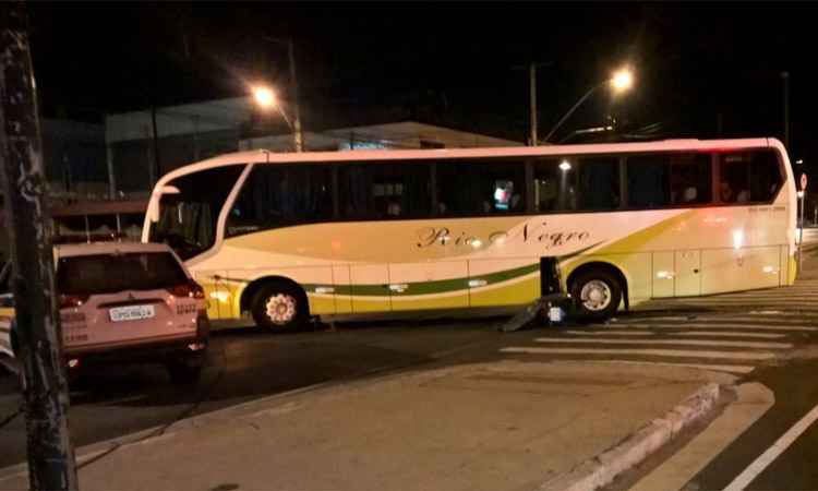 Moto bateu na lateral de um ônibus de viagem e os dois ocupantes morreram (Foto: PMMG/Divulgação)